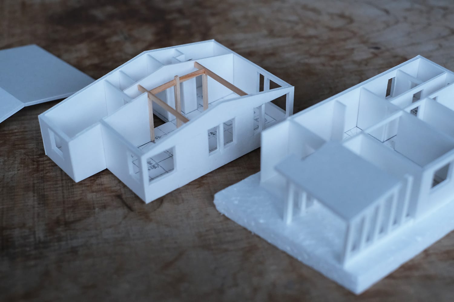 スチレンボードで作った縮尺1/100の住宅模型の2階屋根と2階部分と1階部分を分解して見る