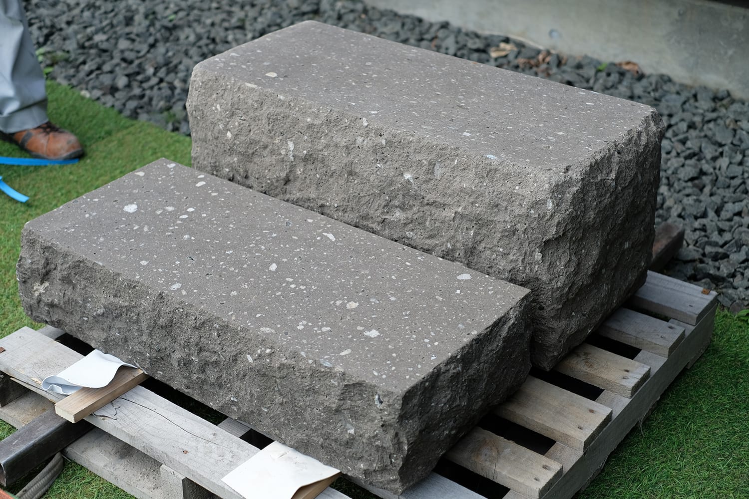 札幌軟石の上面は切り放し仕上げ、側面は岩肌仕上げの石段