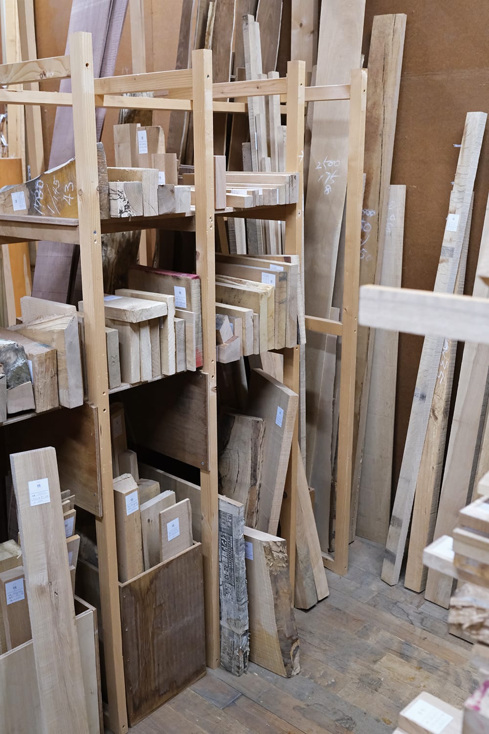 札幌の河野銘木店木心庵で売っている木材端切れが並べられた棚