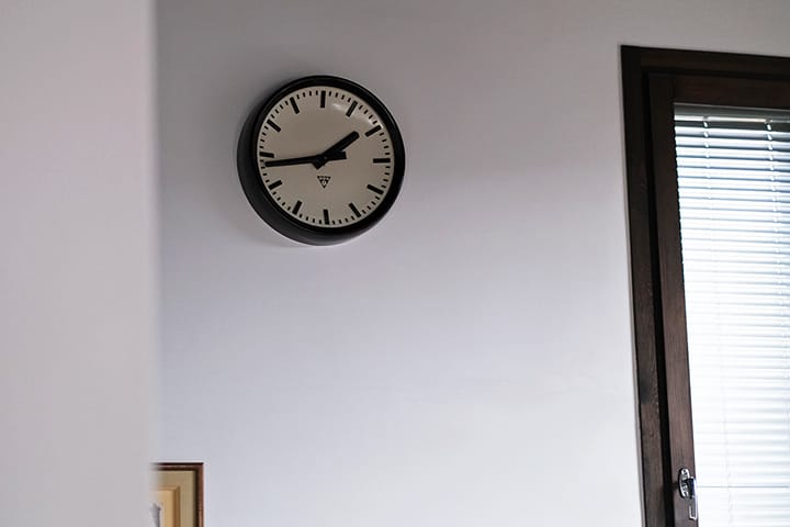白い壁に取り付けられたパラゴトロンPRAGOTRONの壁掛け時計