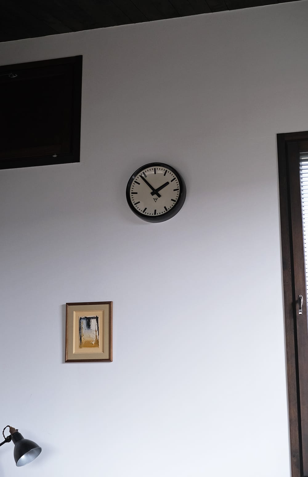 パラゴトロンの壁掛け時計が掛けられた漆喰の白い壁