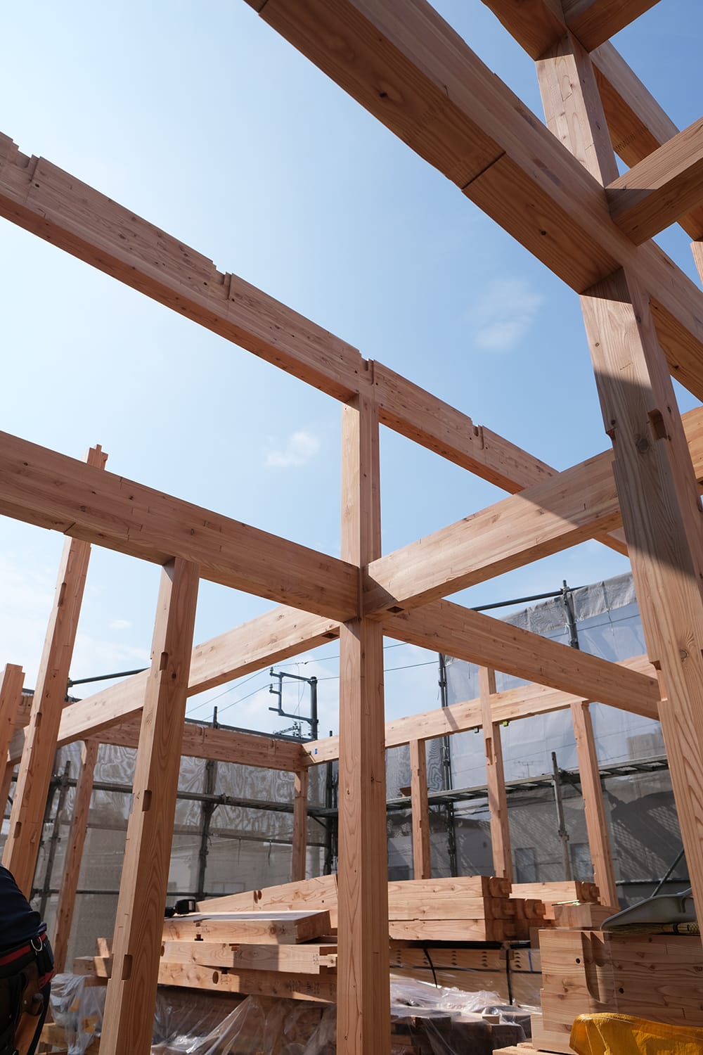 北海道産のカラマツ集成材の柱と梁組み 木造住宅の建て方