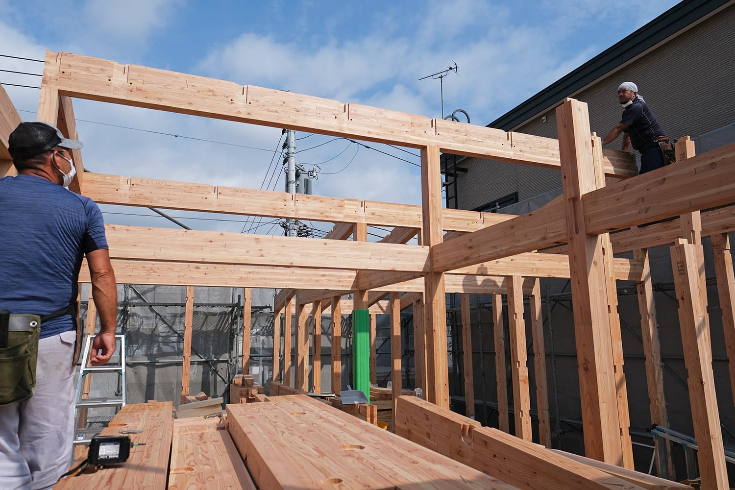 北海道産のカラマツ集成材の棟梁が架かる 新築工事の建て方