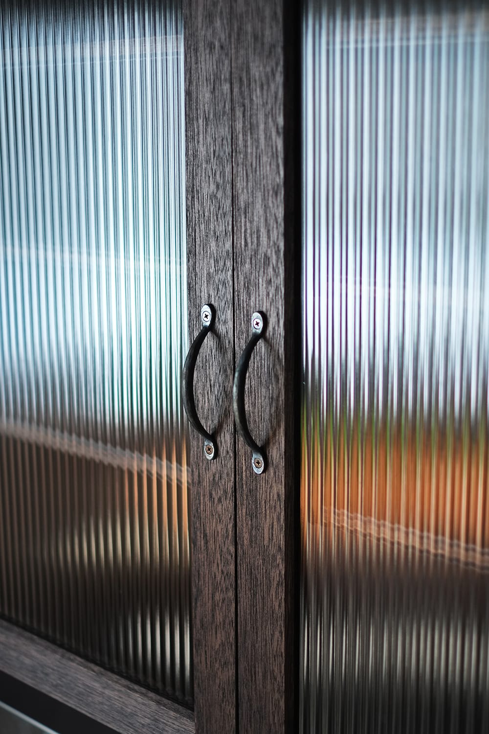 モールガラスと鉄の取手の木製扉
