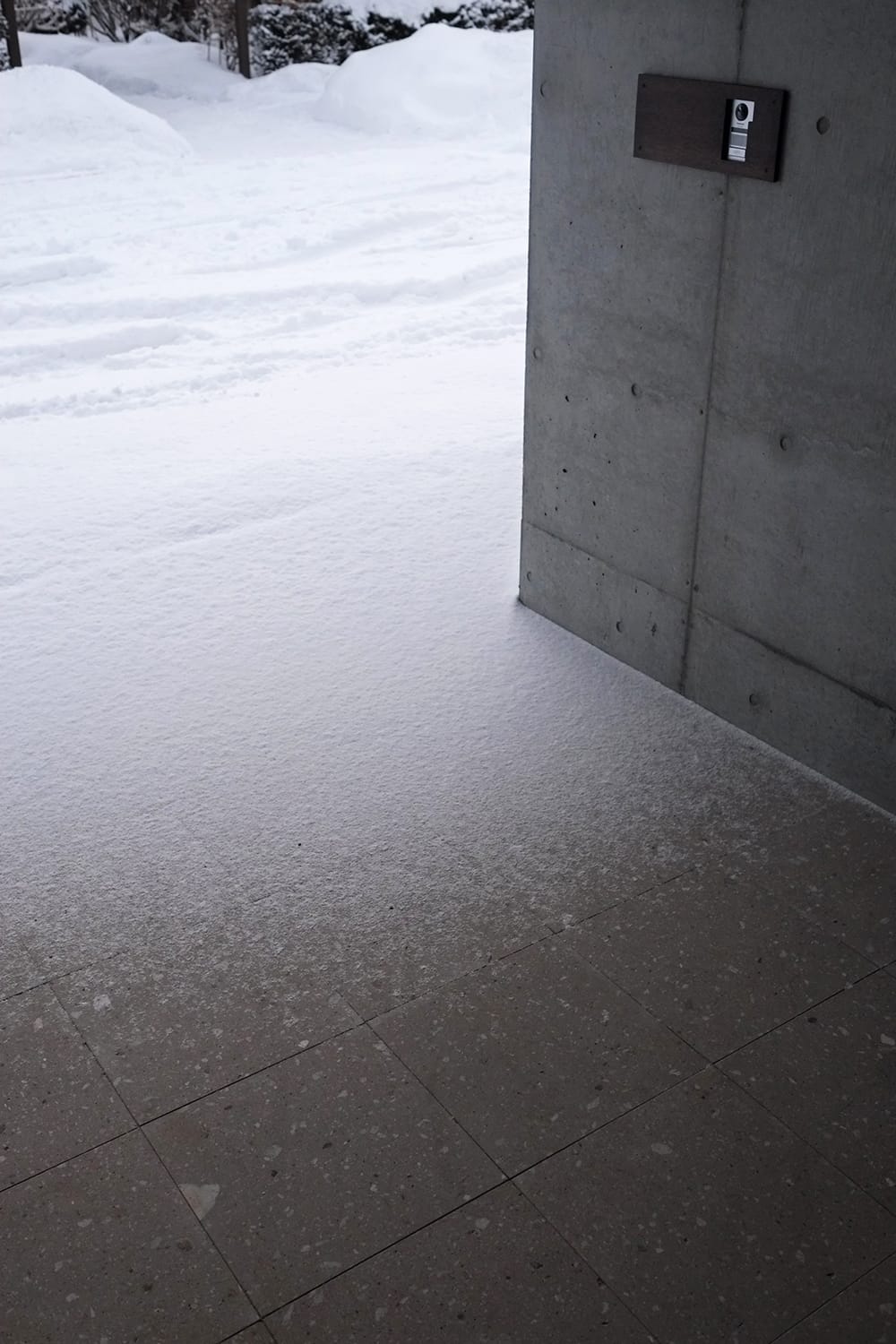 札幌軟石の角板敷きの玄関ポーチに雪が積もる