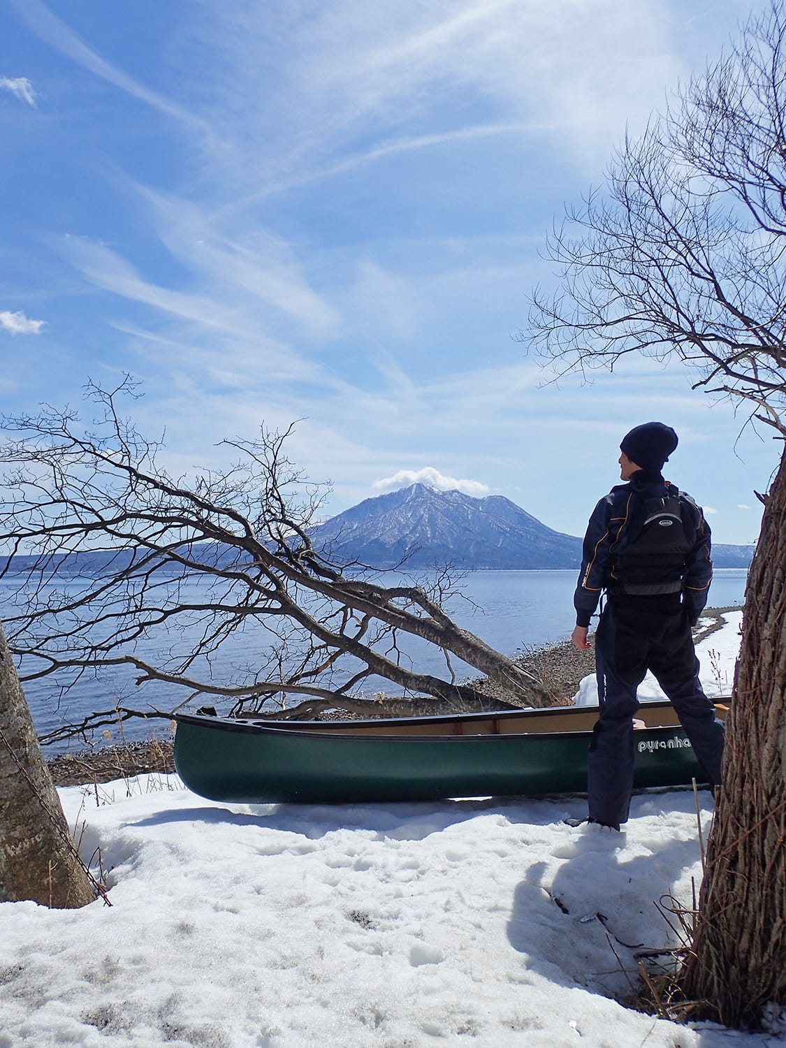 支笏湖ポロピナイの岸辺にて風不死岳と雪とカヌー