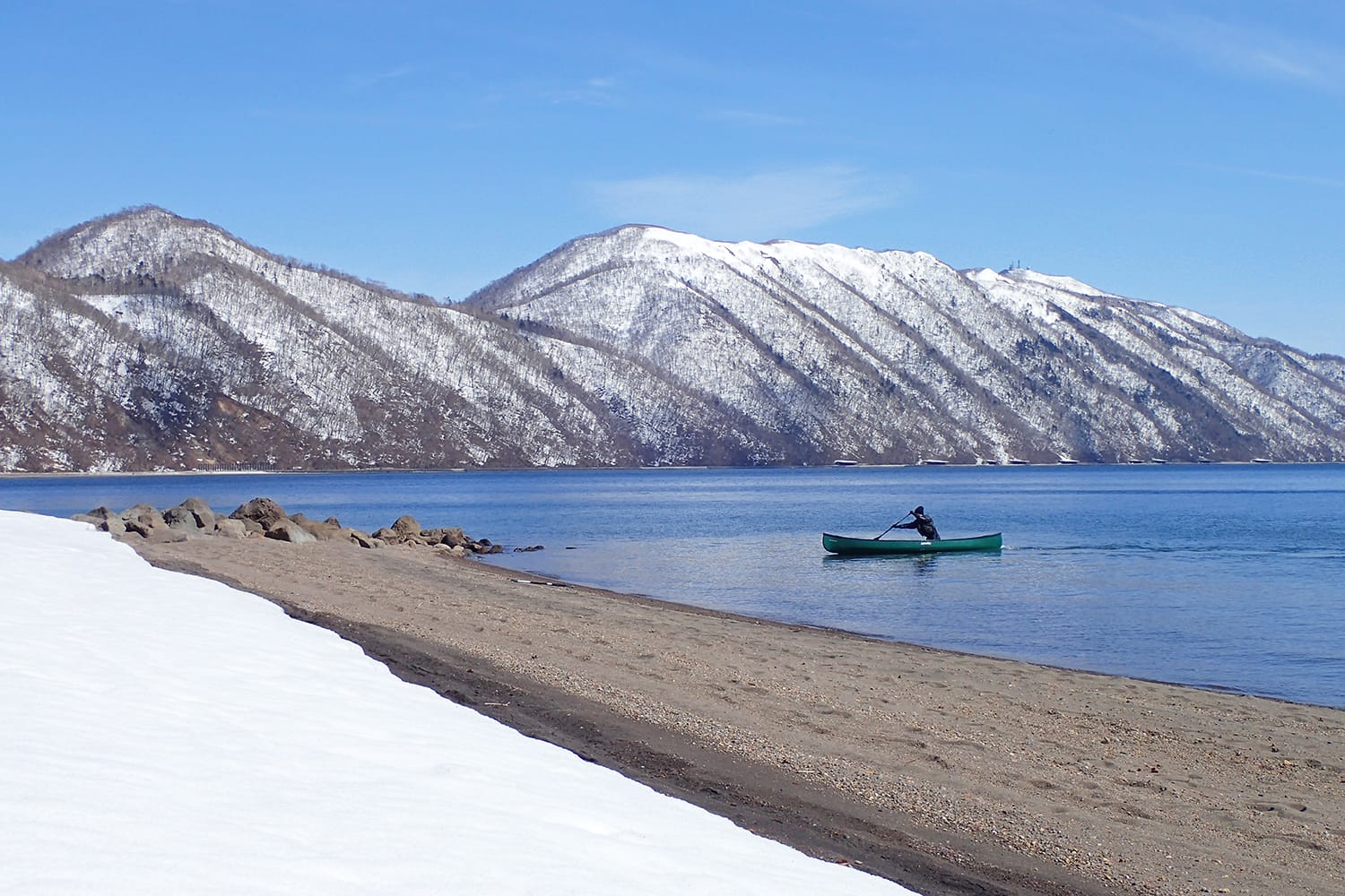 残雪の支笏湖の紋別岳とカヌー2