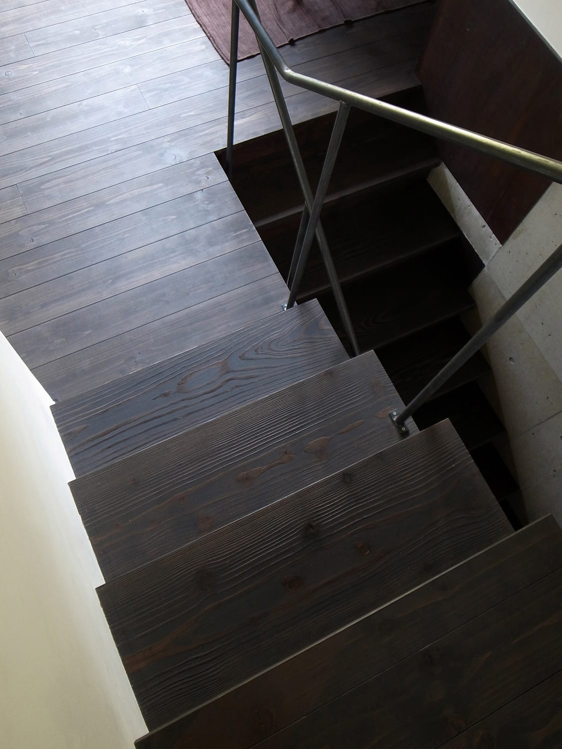 オスモを塗った床板と階段板