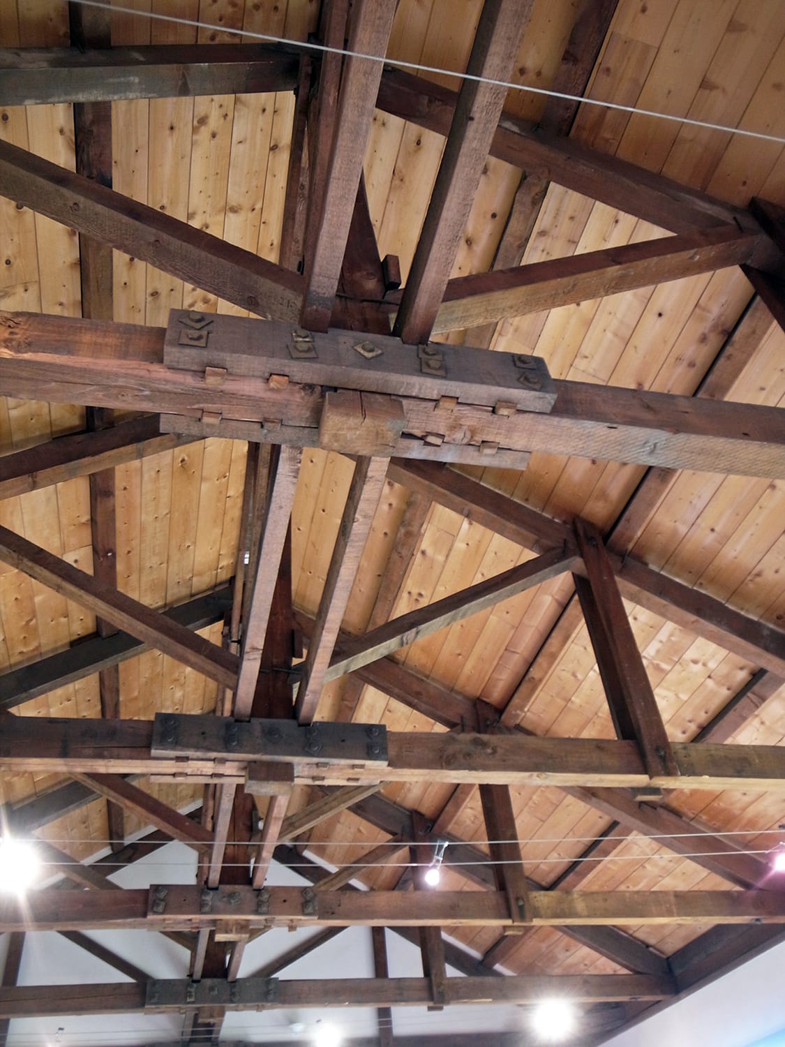 美唄市の旧栄小学校校舎2階教室の木軸トラス構造・キングポストトラス・真束組・洋小屋