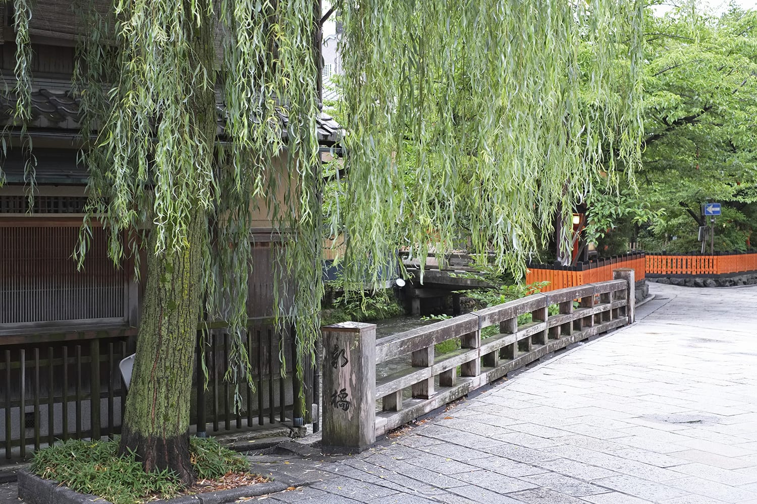 祇園白川の新橋の石畳と木製欄干と枝垂れ柳