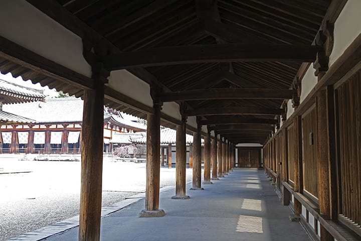 奈良斑鳩の法隆寺の回廊