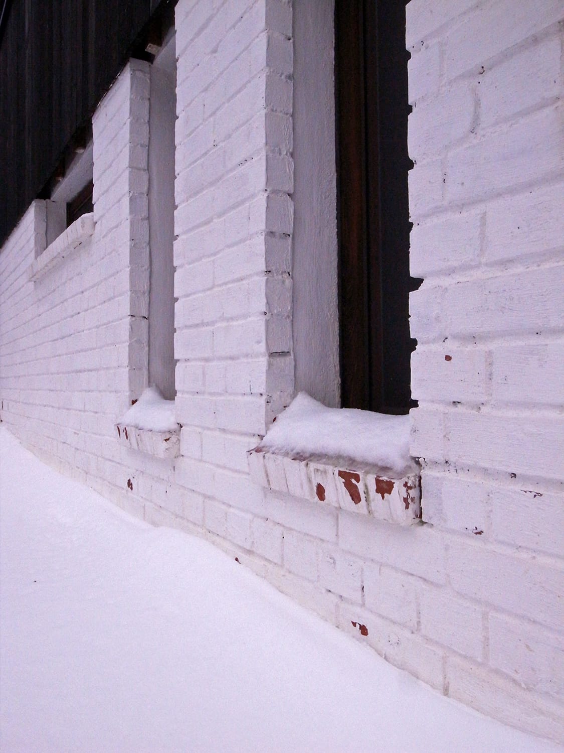 赤レンガ積みの外壁に漆喰を塗って白い壁に1