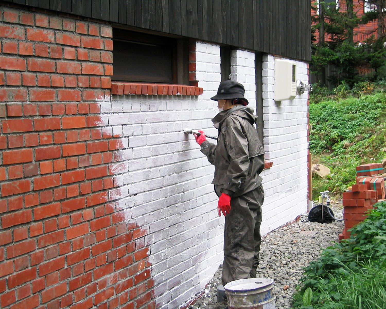 赤レンガ積みの外壁に漆喰を塗る1