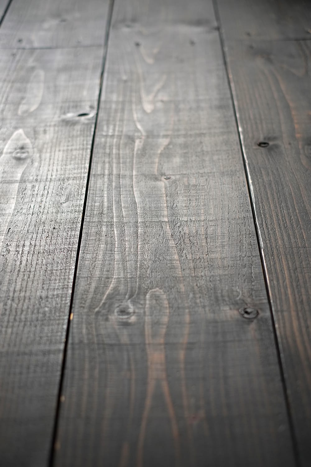 厚い無垢のトドマツの床板（北海道産材）