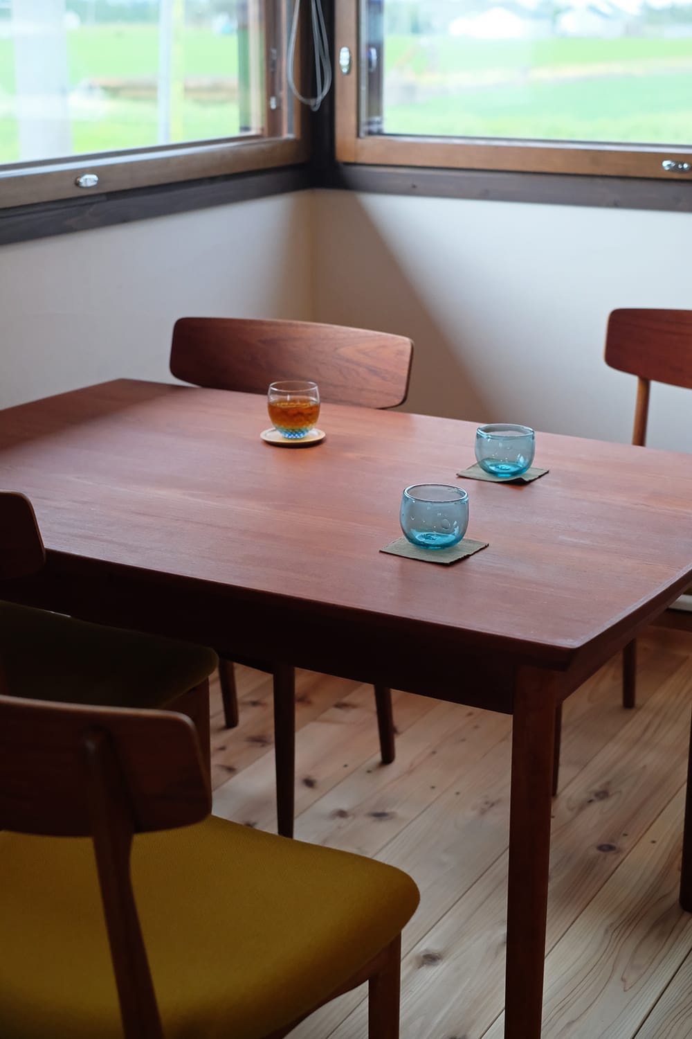 デンマークのヴィンテージ家具チークのダイニングテーブルとダイニングチェア マスタード色のシート
