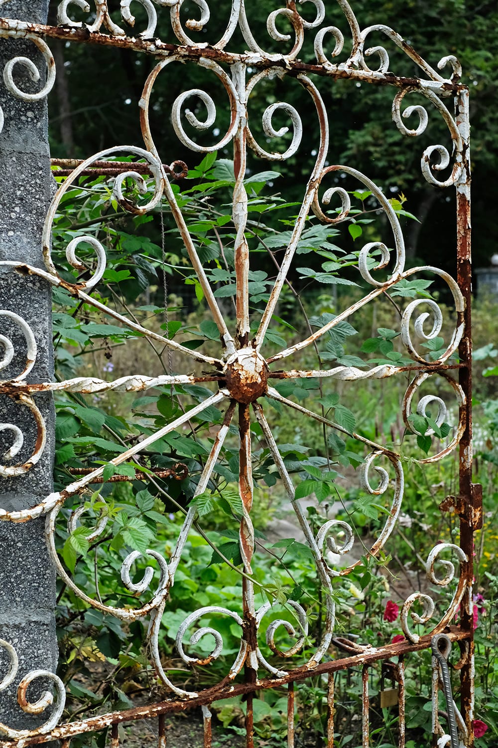 千歳蘭越のMEON農苑（ミオンのうえん）の古い鉄製門扉（アイアンゲート）