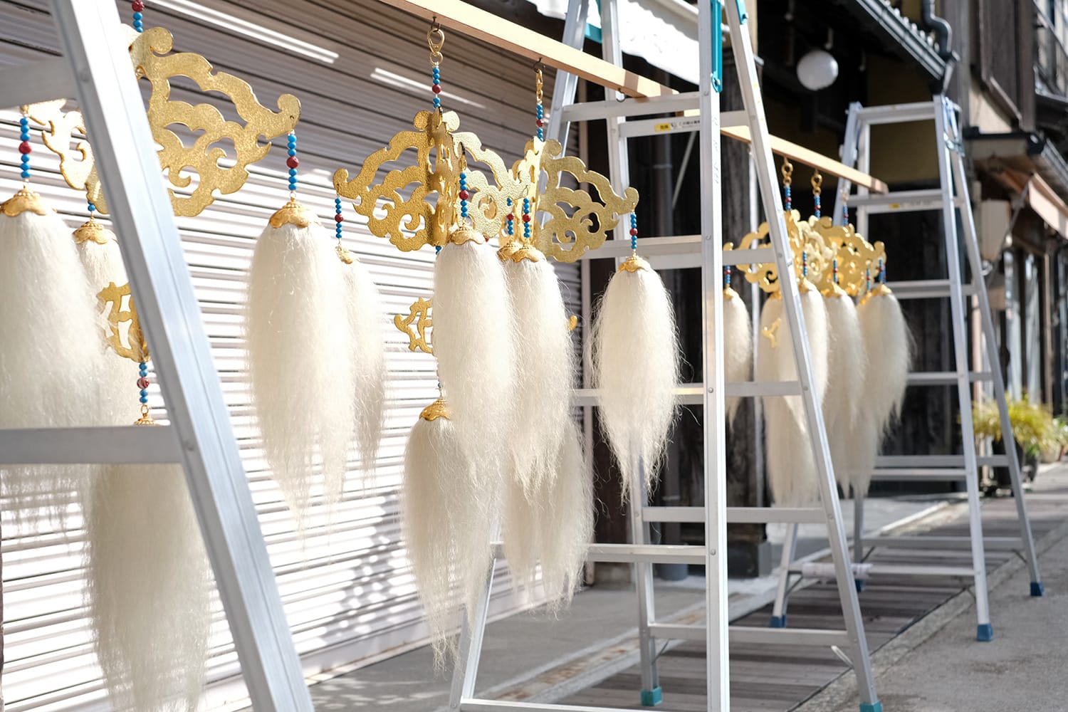 秋の高山祭八幡祭の屋台 行神台の瓔珞に白い毛房
