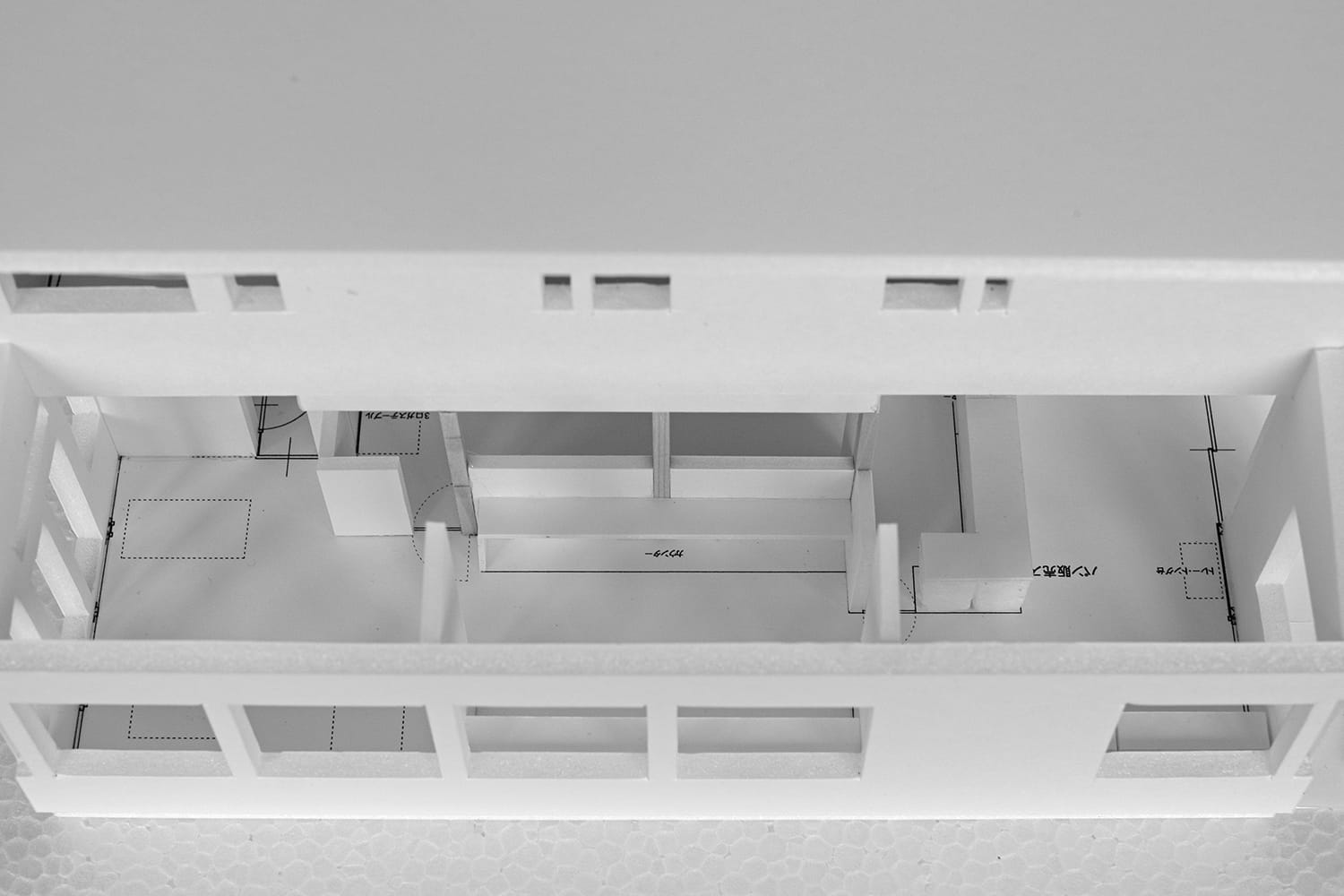 店舗兼住宅の模型の1階客席を鳥瞰（俯瞰）する
