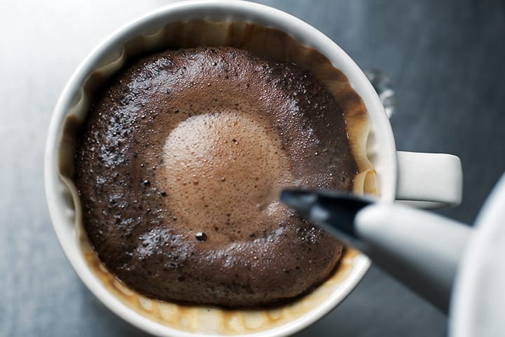 珈琲豆の挽きたてをペーパードリップで淹れる ハウスコーヒー