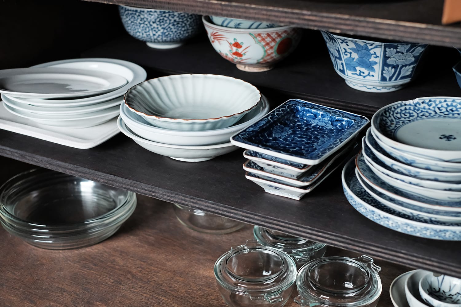 食器棚に置かれた白磁皿・鉢・古伊万里の染付け皿