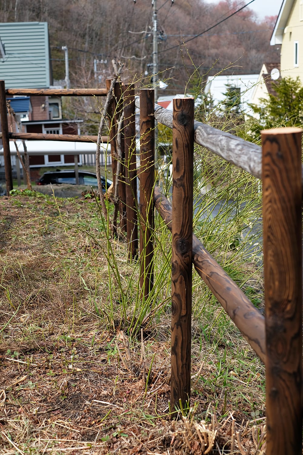札幌の庭に作られた焼き丸太の木柵