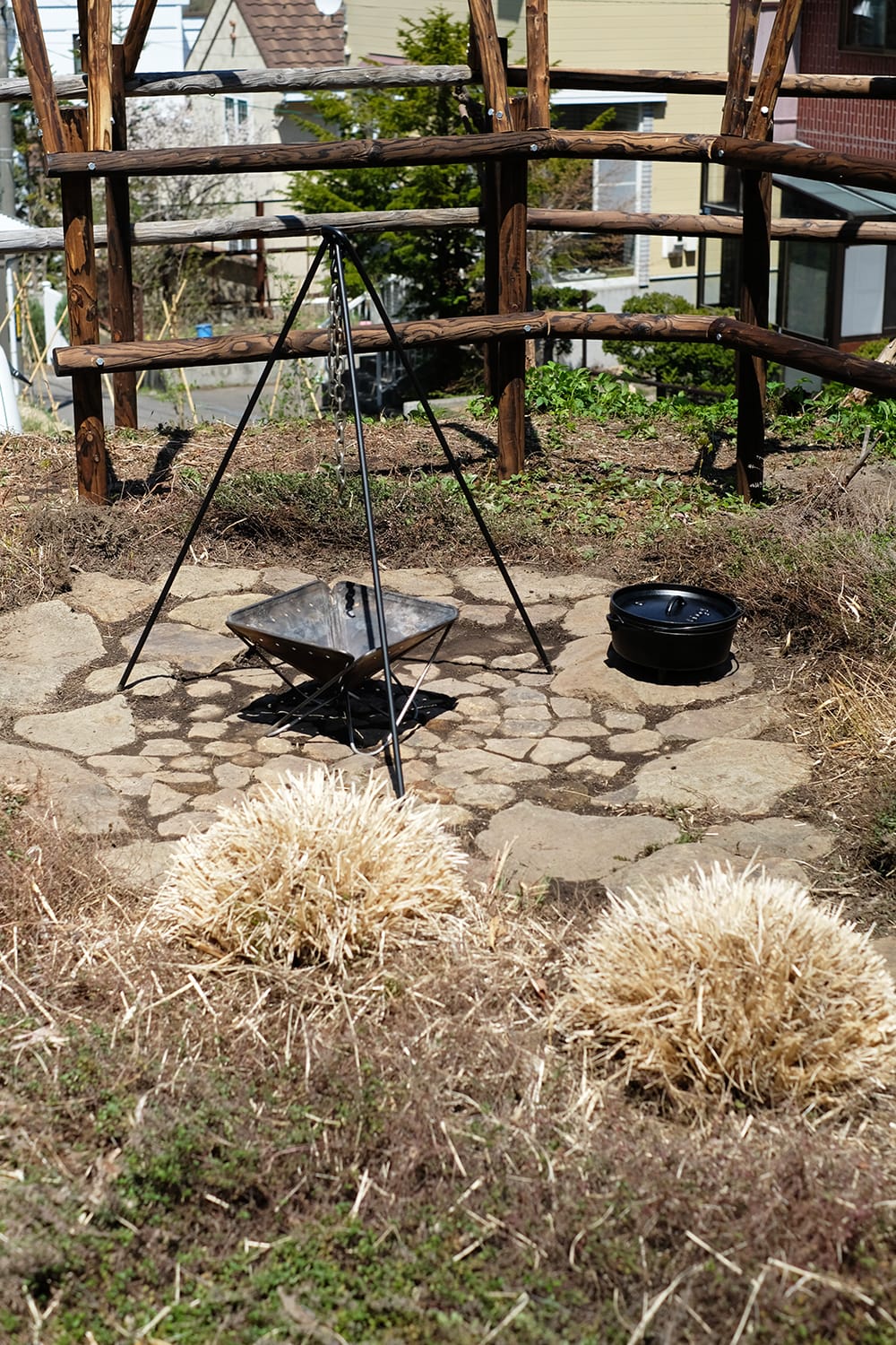 庭の石敷きファイヤーサークルにてロッジのキヤンプオーブン10インチとトライポッドとスノーピークの焚火台