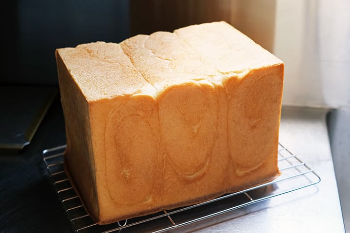焼き上がった生食パン