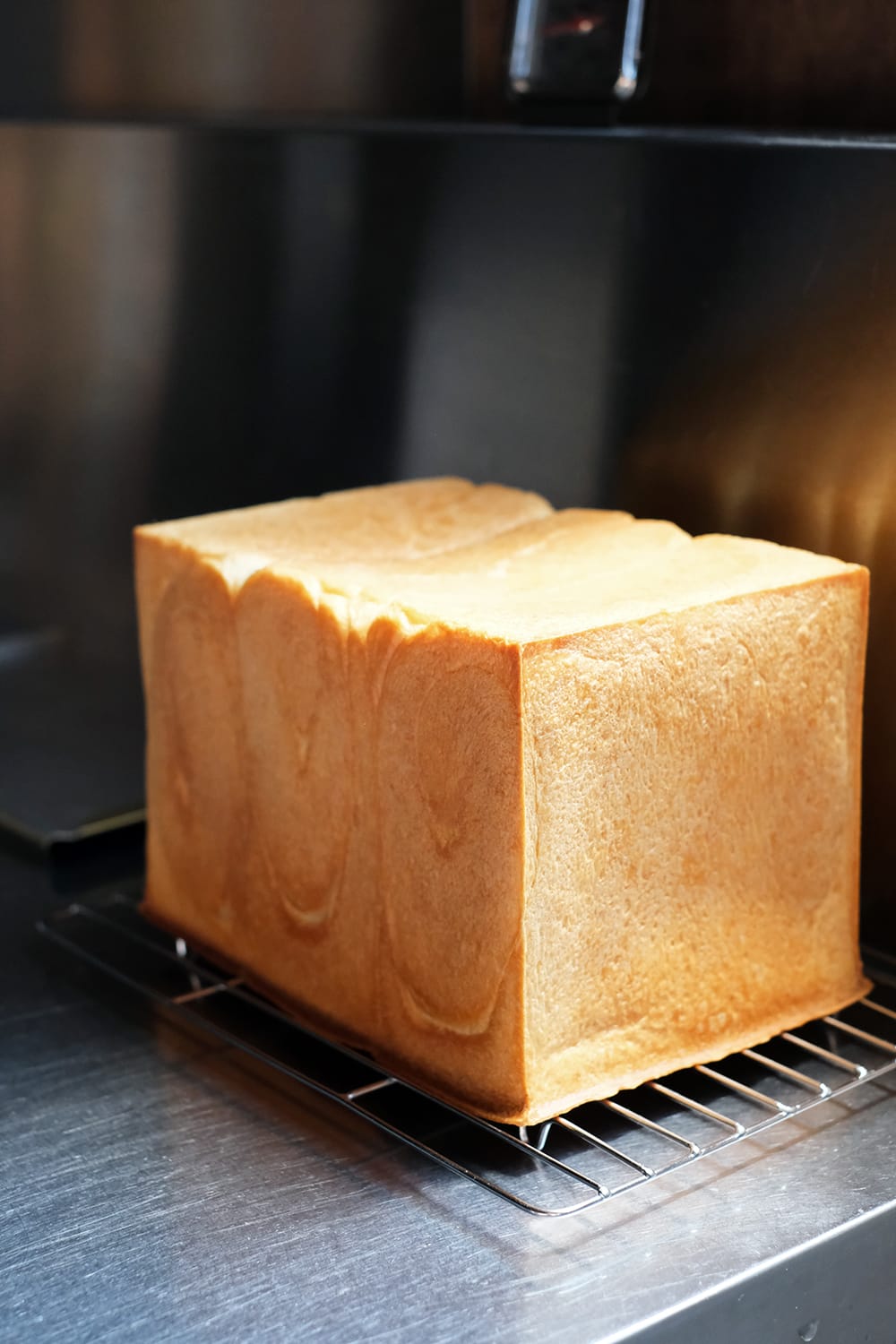 焼き上がったばかりの1.5斤の自家製生食パン