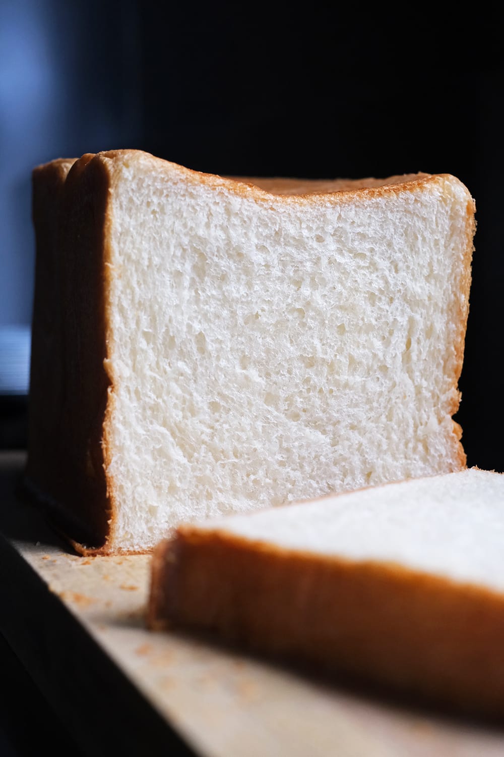 焼き上がったばかりの自家製の生食パン・自家製の高級食パン