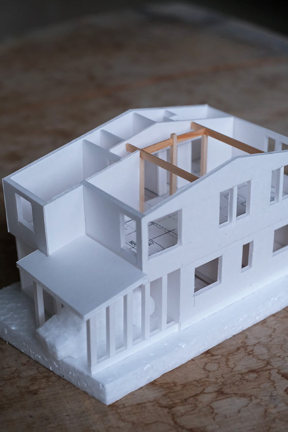 スチレンボードで作った縮尺1/100の住宅模型の2階屋根を取り外して見る