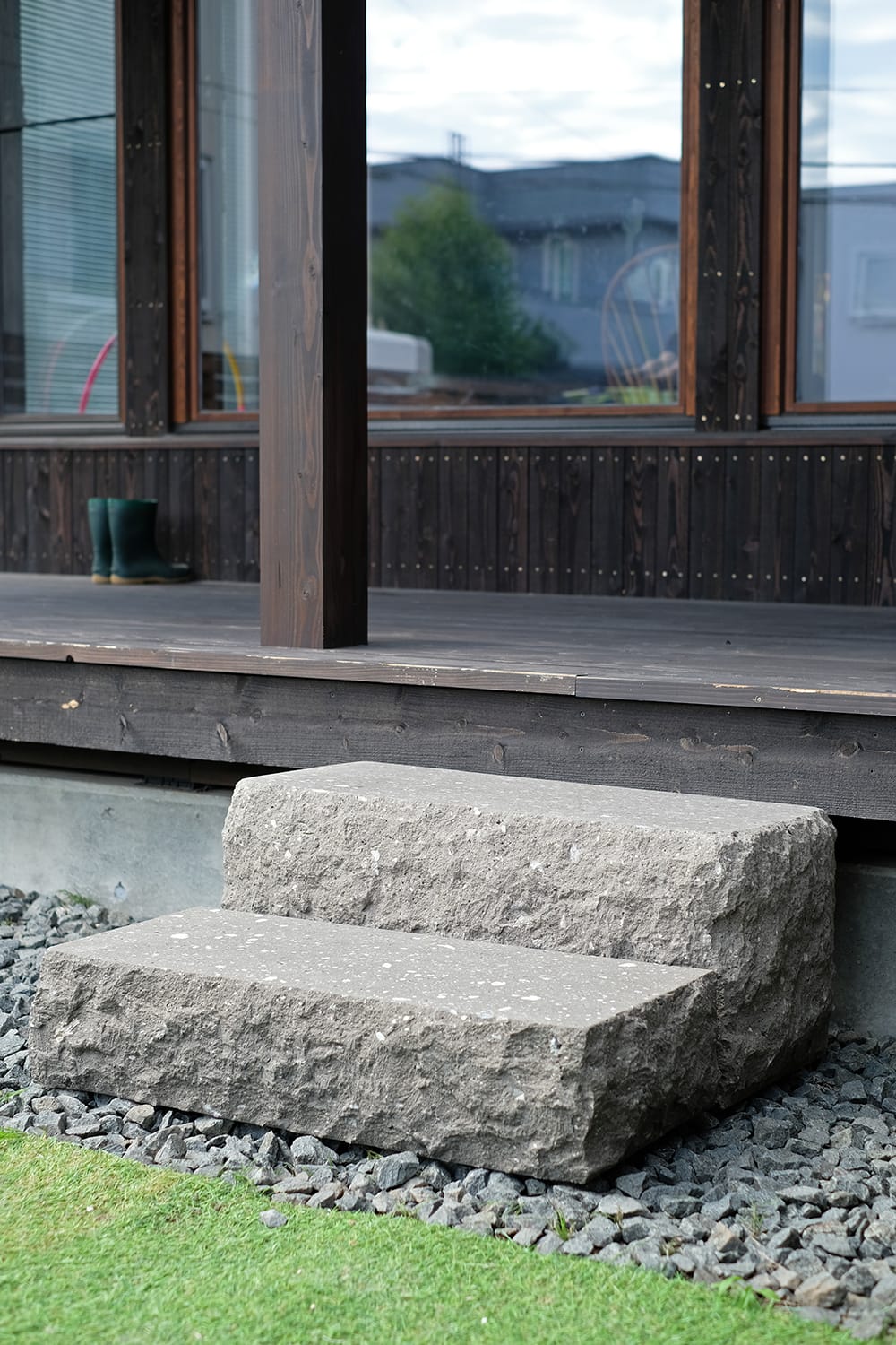 ウッドデッキの前に据え置かれた札幌軟石の石段