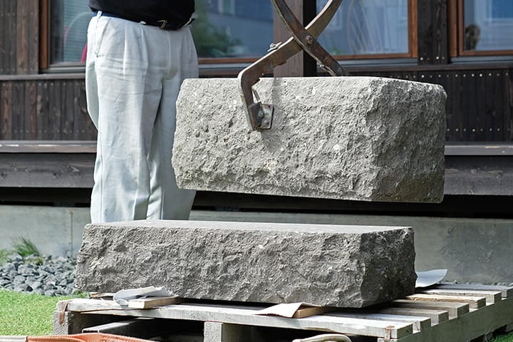 札幌軟石の踏み石段を設置する