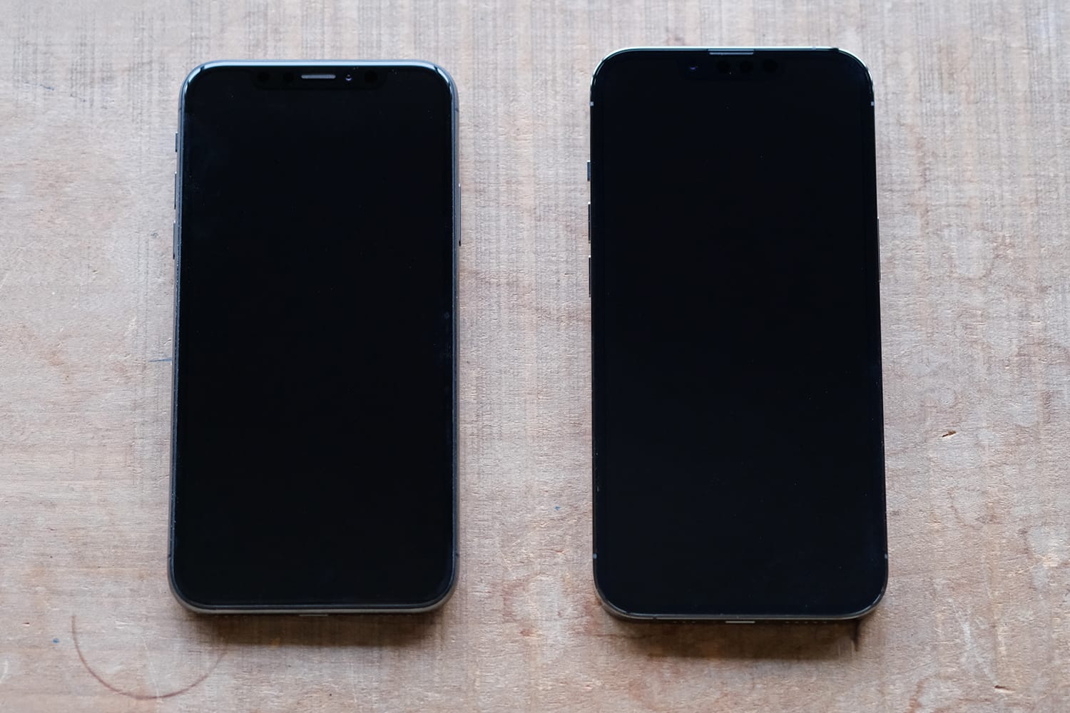 iPhone13ProとiPhoneXのディスプレイ面表面
