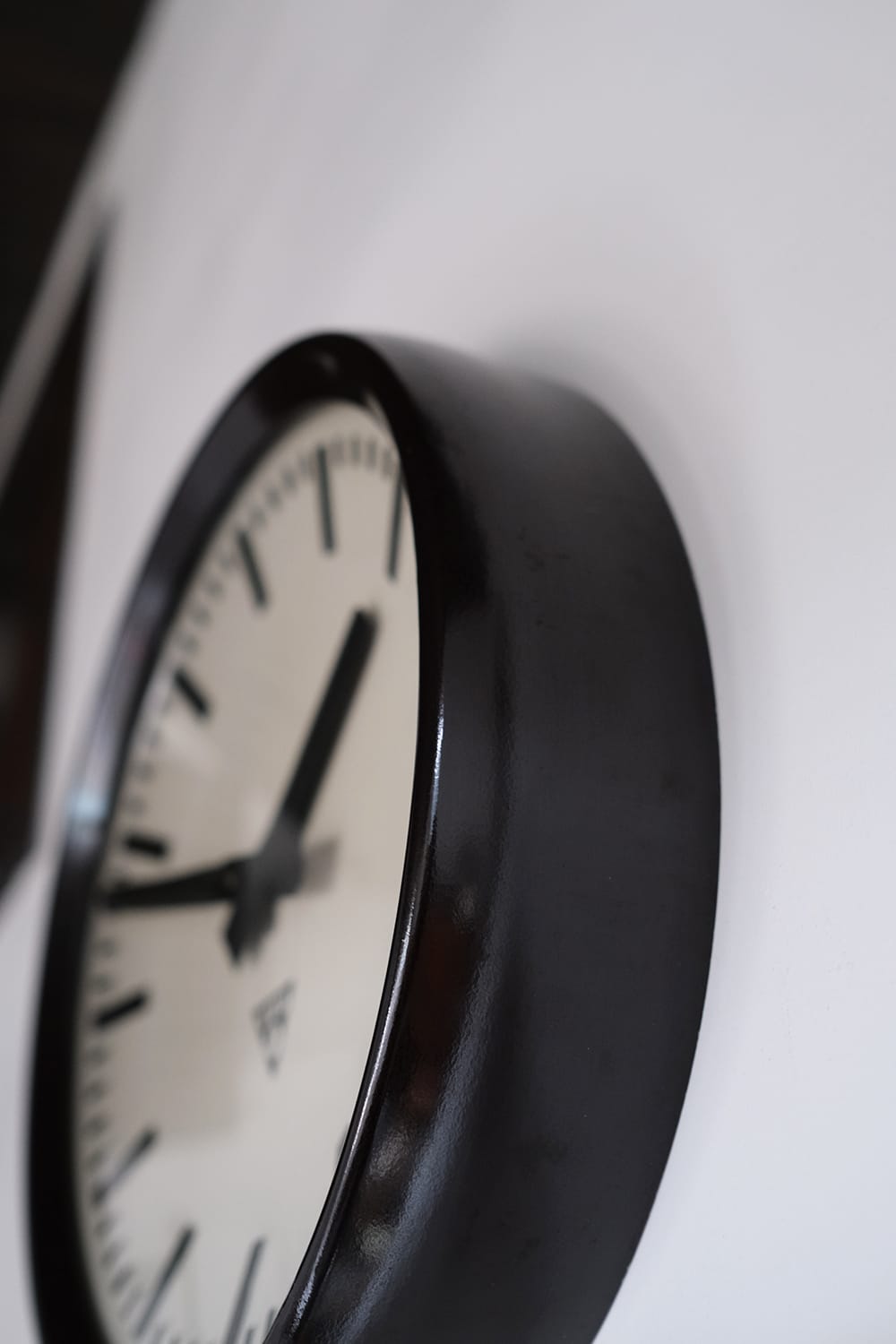濃茶色のベークライトラウンド枠のPRAGOTRON（パラゴトロン）壁掛け時計ウォールクロック