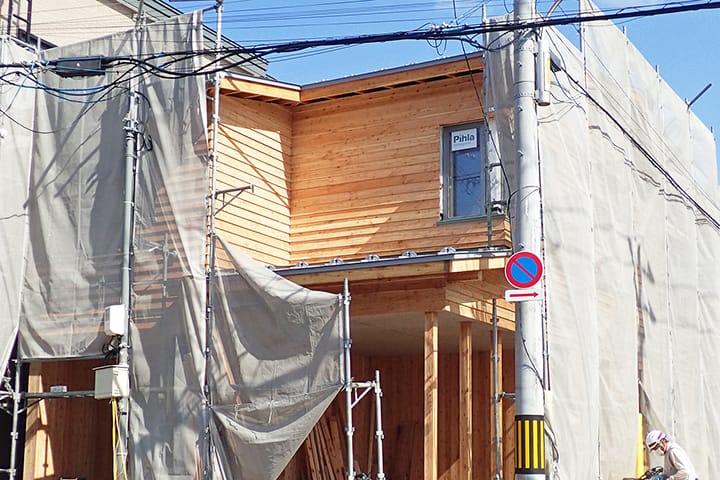 北海道産カラマツ板張り外壁の小住宅 無塗装のまま