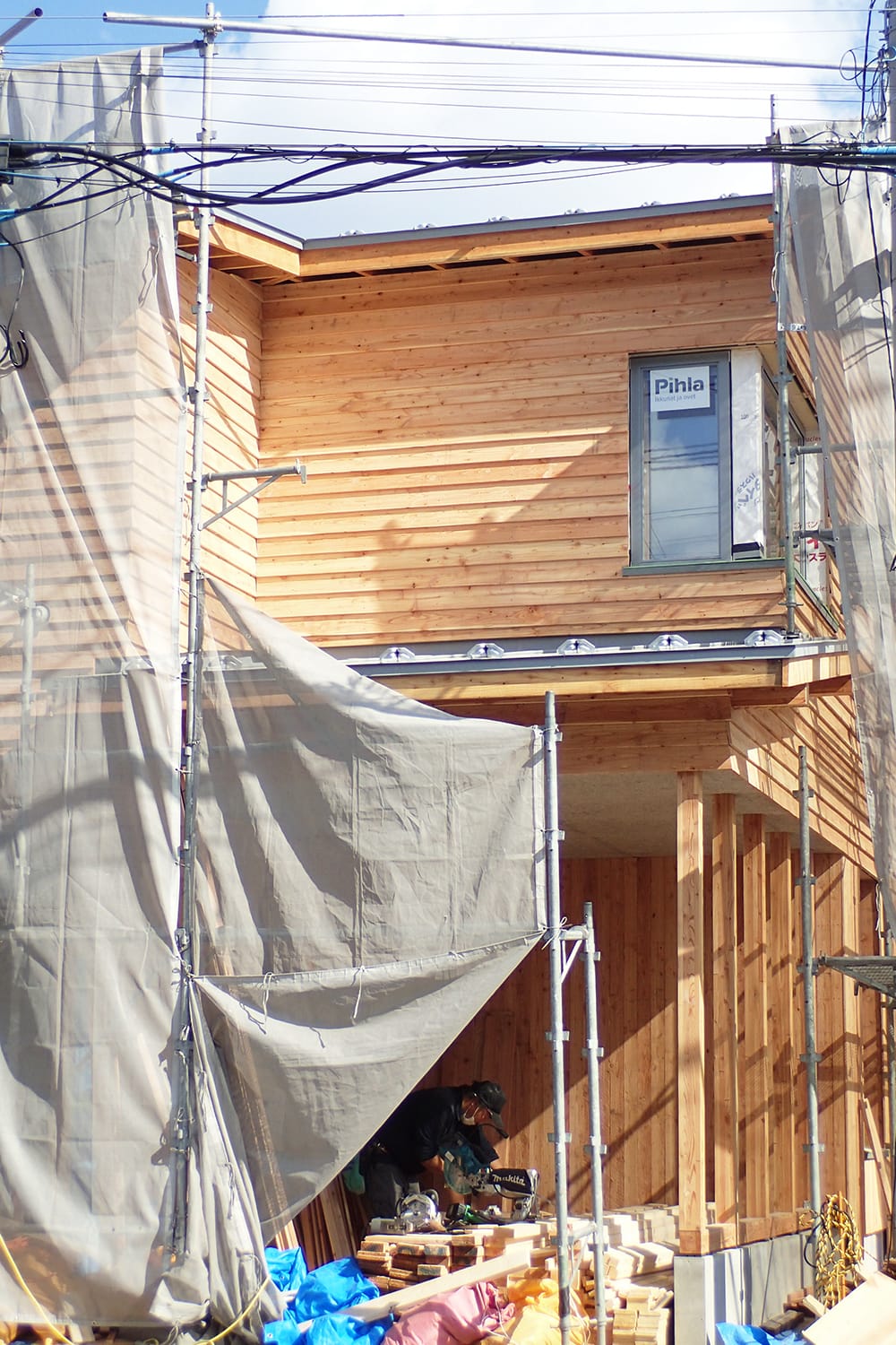 北海道産カラマツ板張り外壁の小住宅 無塗装の外壁板張り