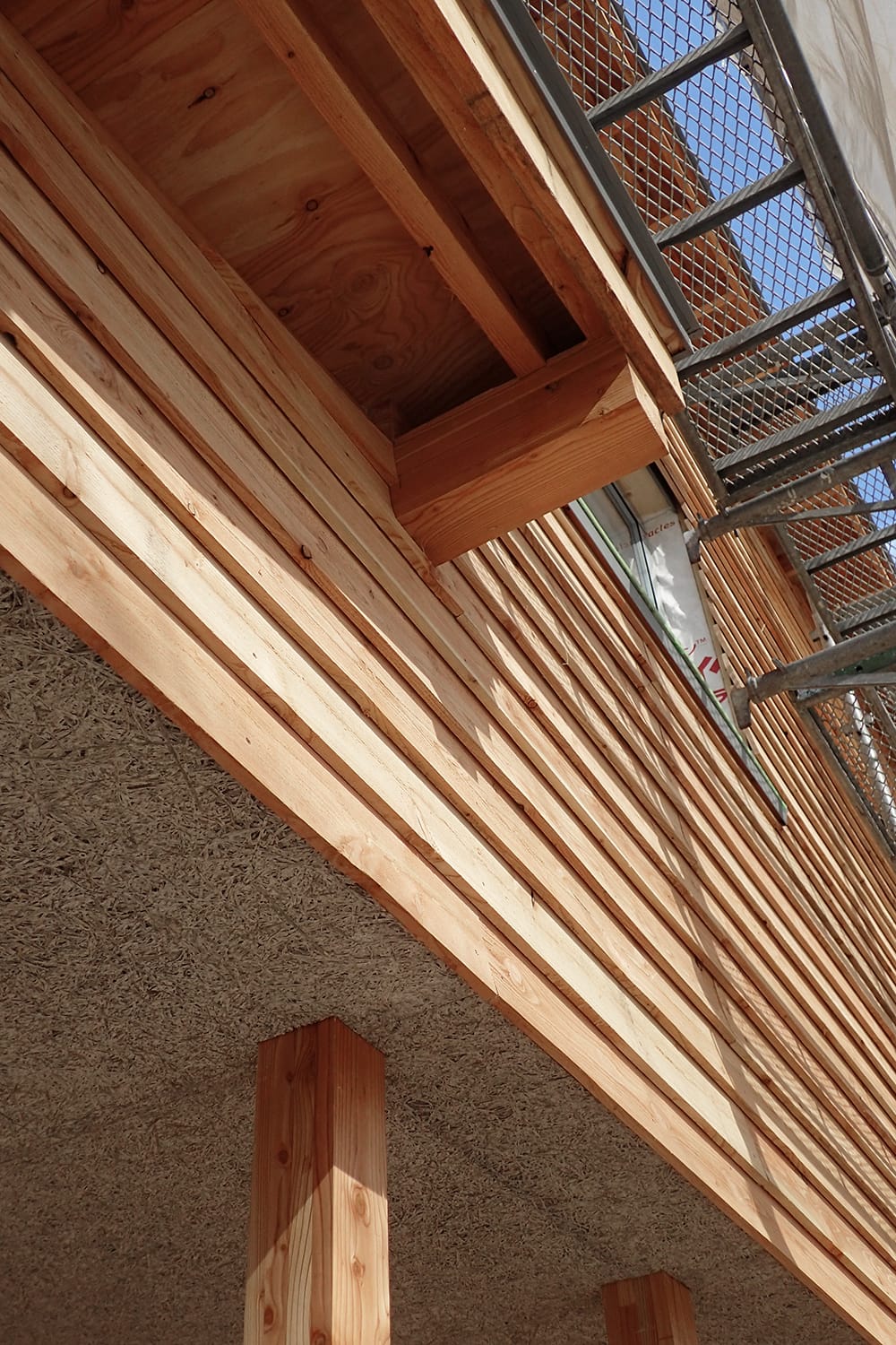カラマツ板張りの外壁 下見板張り 木毛セメント板をガレージ天井に貼る
