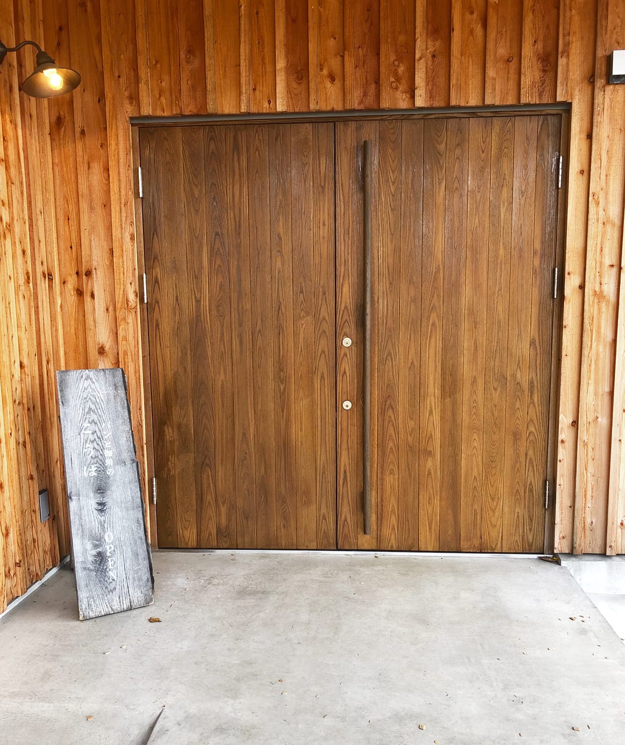 中標津のパンと珈琲のこうばの飴色の出入口ホワイトアッシュ（タモ）の木製ドア
