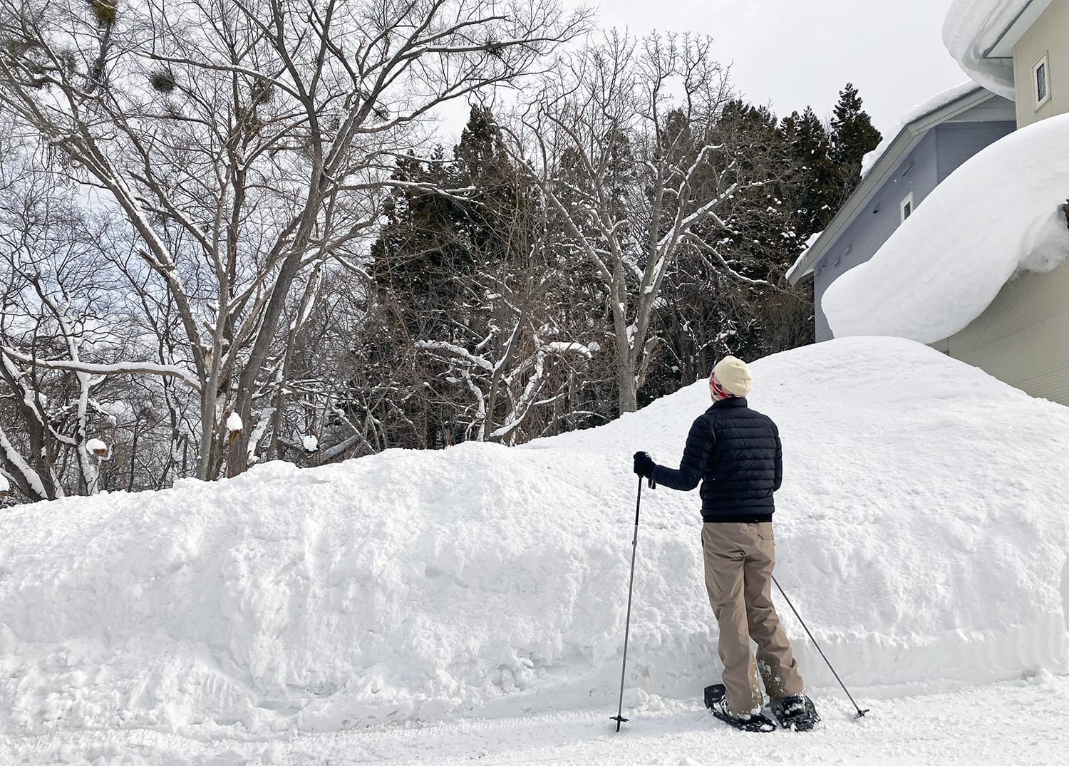 スノーシューで建設予定地の積雪状況調査をする