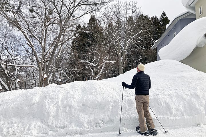 スノーシューで敷地の積雪状況の調査をする