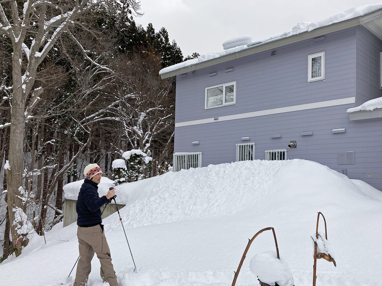 隣の家の2階屋根からの落雪の流れ込み状況