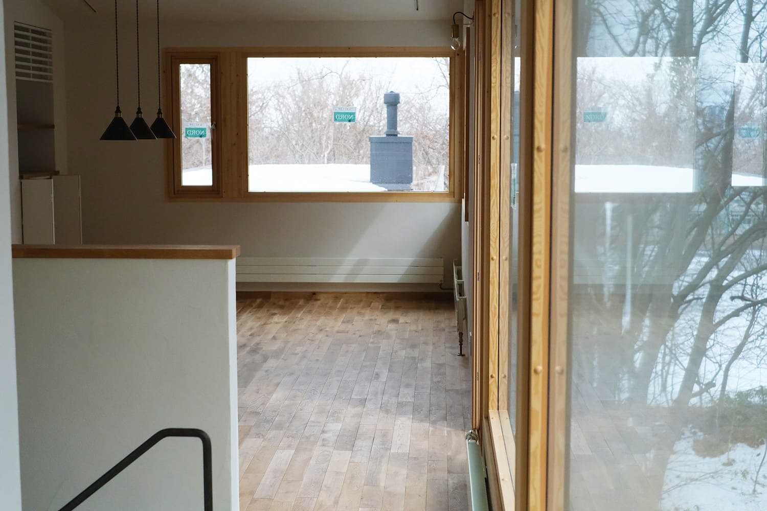 森の家の2階LDKと木製窓の連続