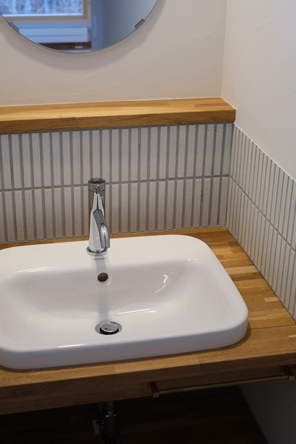 ボーダータイルを壁に貼った洗面 木製カウンター DURASTYLE角型洗面器