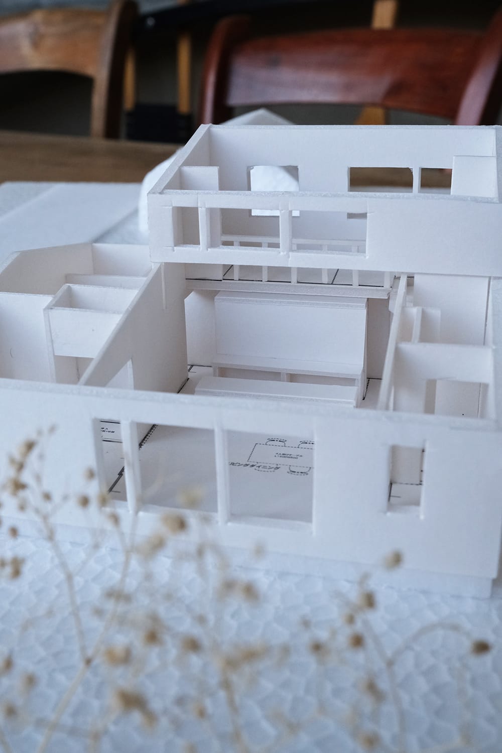 階と2階が吹き抜けでつながる住宅の模型