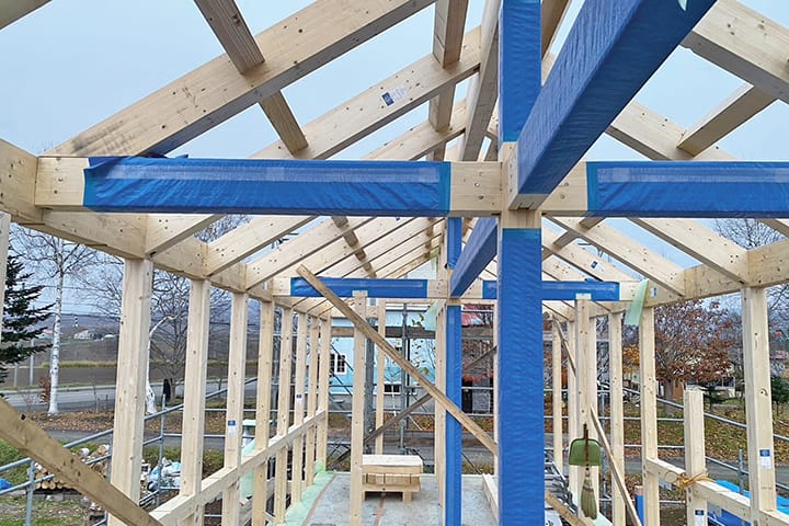 登り梁で組まれた木造軸組みの新築住宅