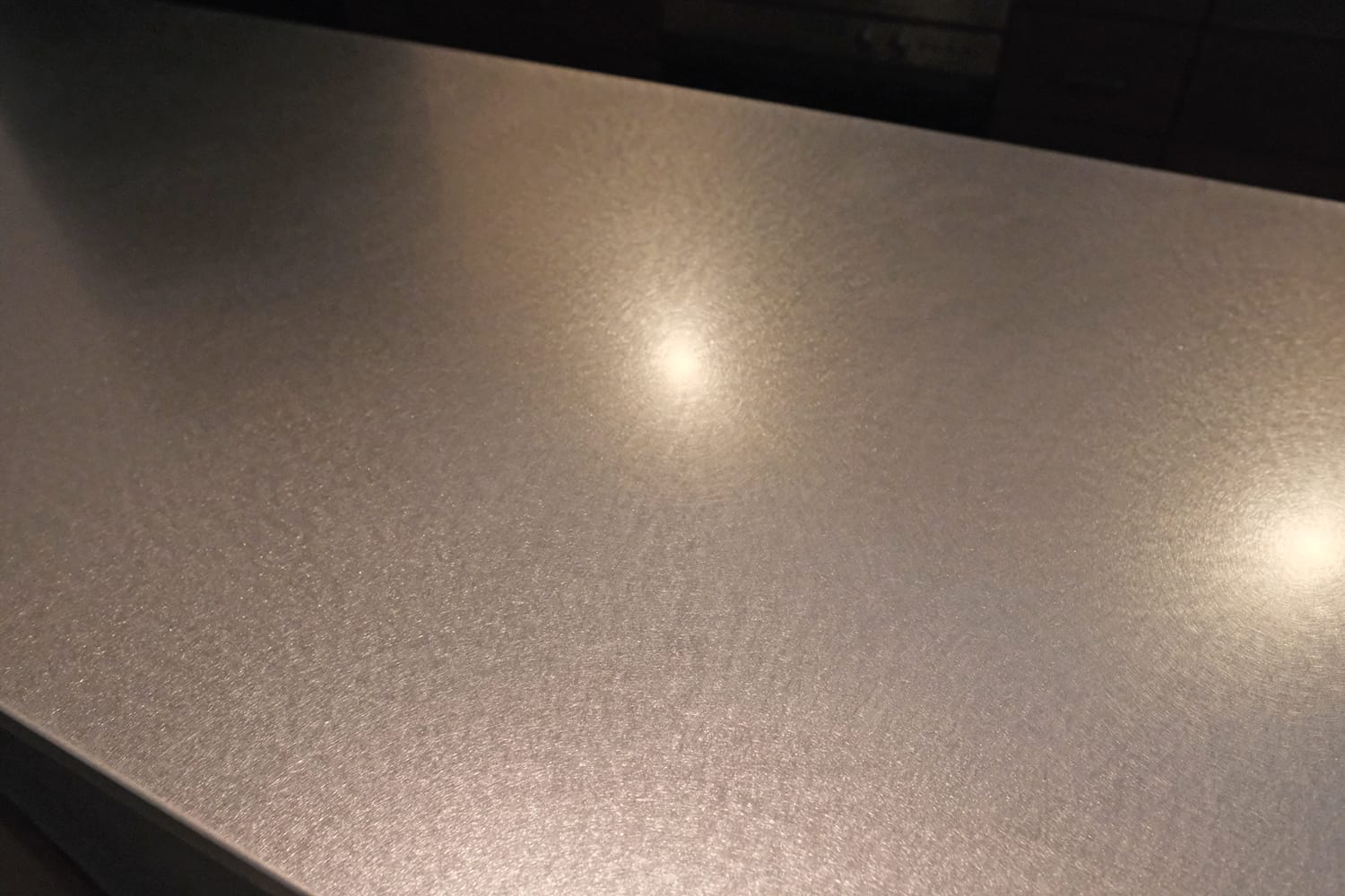 業務用キッチンメーカータニコーのパーマネントヘアライン（バイブレーション）仕上げのキッチンステンレストップ