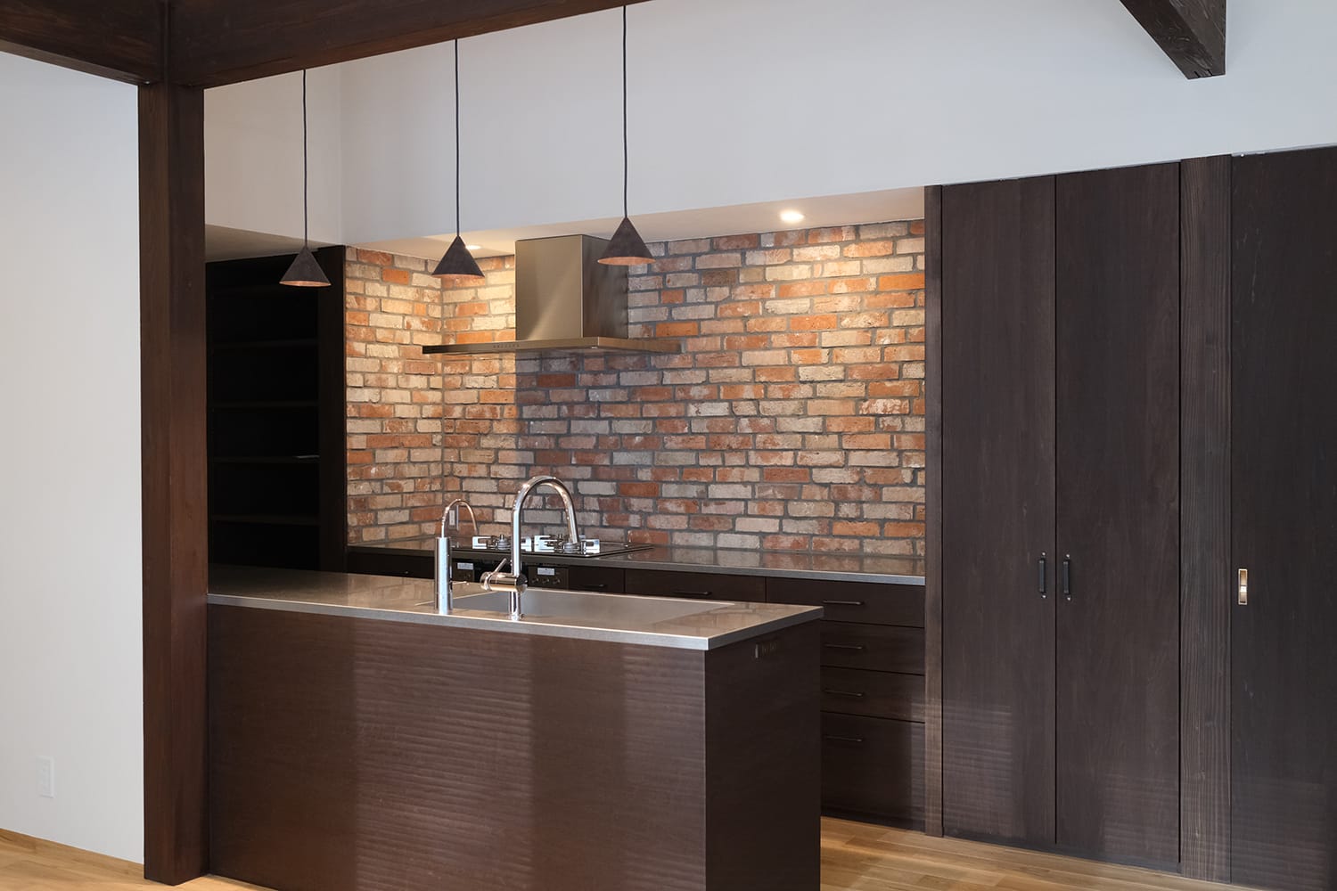 古いレンガ壁のある造作キッチン 木の家 木造住宅