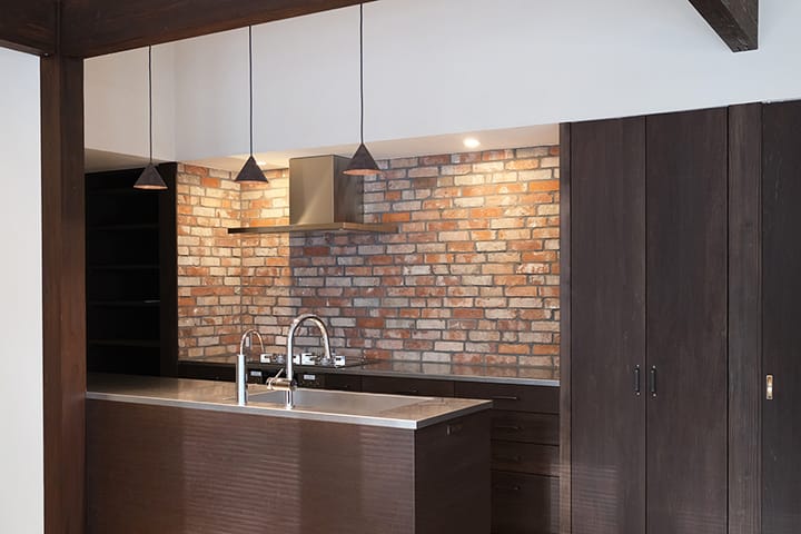 古レンガのある素材感質感豊かなキッチンのある木の家 木造住宅
