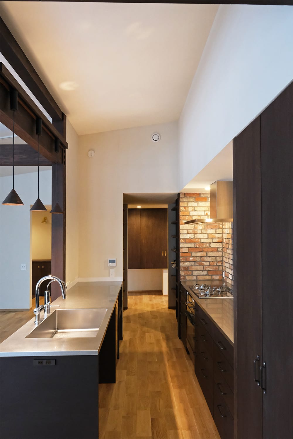 パントリーから玄関通路まで通り抜けできる裏動線がある回遊キッチン