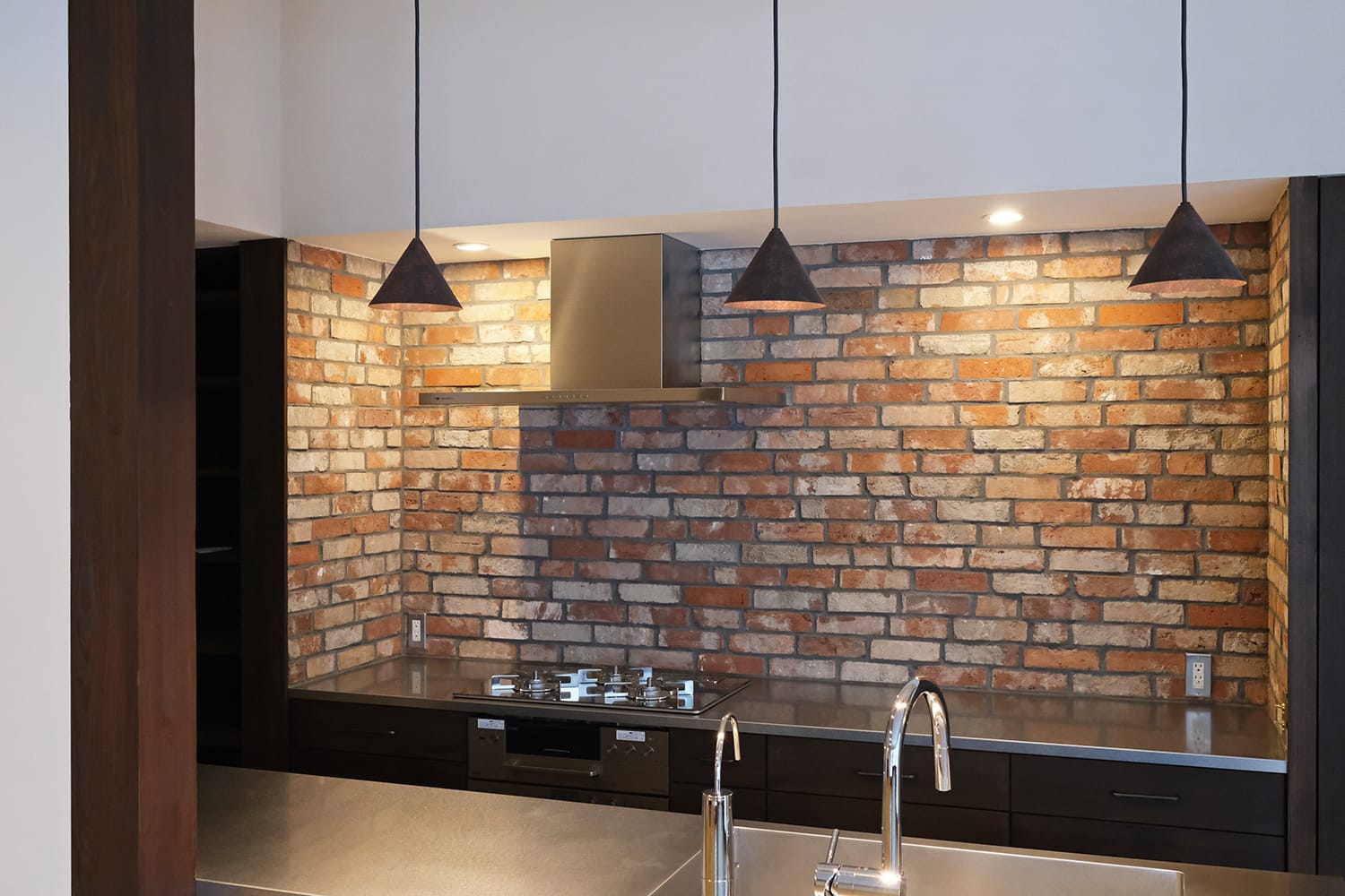 古レンガの壁のあるキッチン